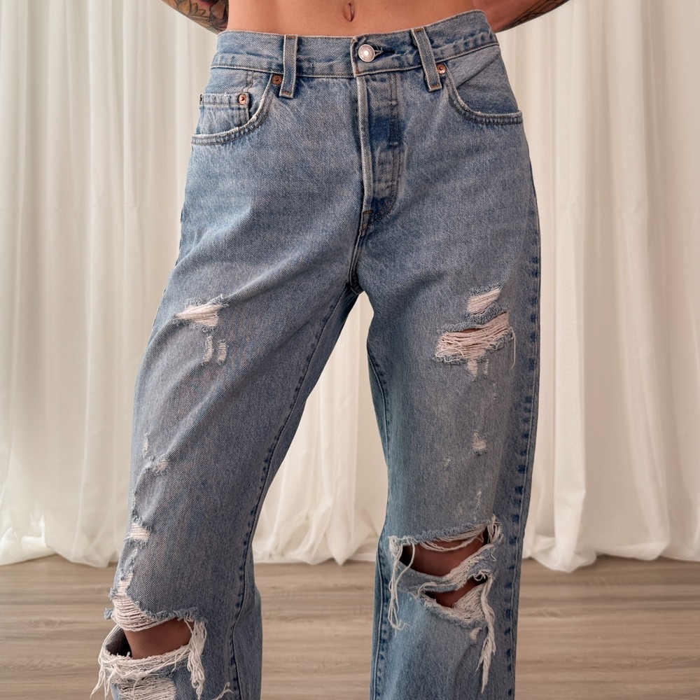 Levi's 501 Distressed Jeans High Waisted Straight Leg Vintage Wash Denim W26 L32 - Picture 5 of 7